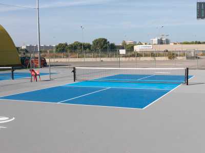 A ridosso della rete (come per il badminton) � segnata una zona pi� chiara (la �kitchen� o �no volley zone�) in cui non � possibile effettuare colpi al volo: l� la palla deve prima rimbalzare per essere colpita